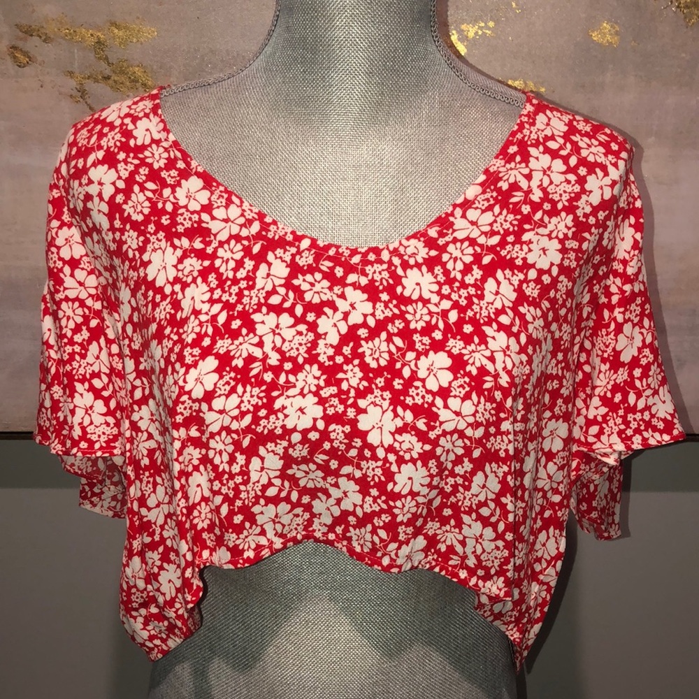 Beautiful Size Large red and white floral float crop top!